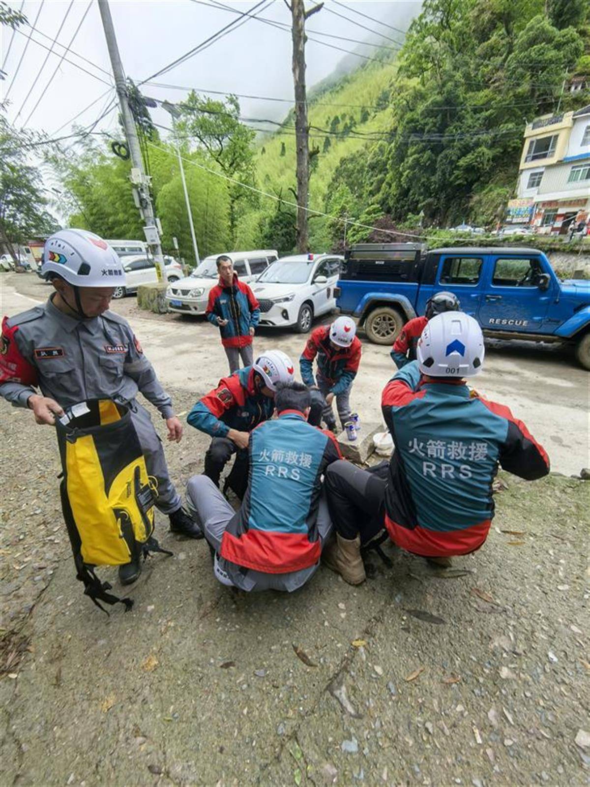 不到7点，搜寻福建8岁失踪男童的救援队伍已经出发