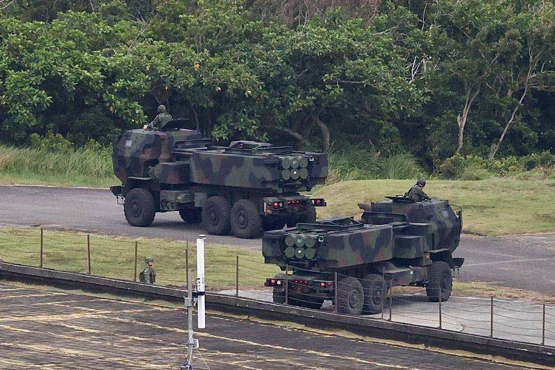 台媒:台军首次试射“海马斯”火箭炮时两度发生讯号异常,岛内网友讽“又一场烟火秀”