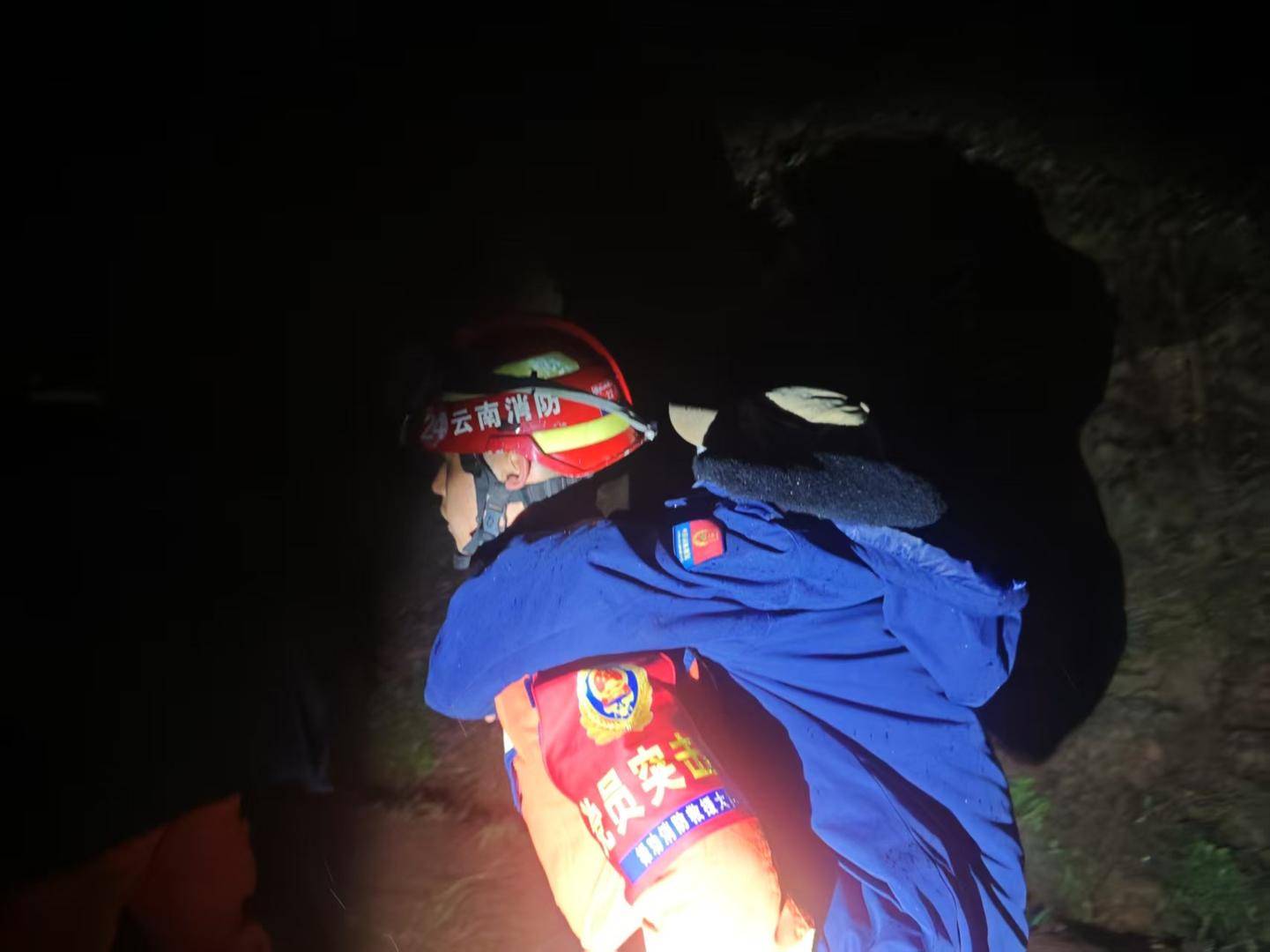 云南2名母亲带3娃登山半夜迷路:其中一名9岁儿童受伤意识不清 消防连夜救援