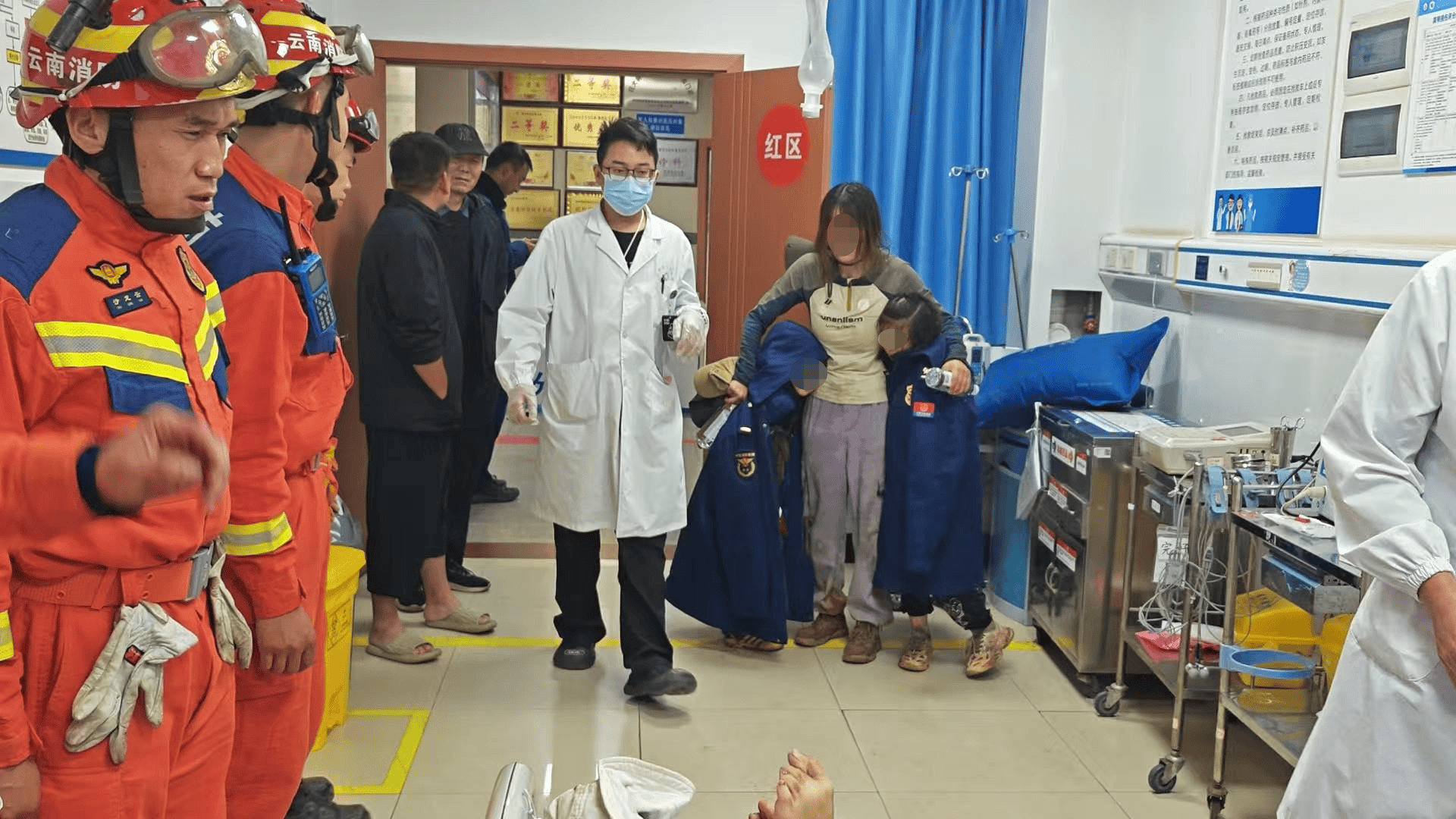 云南2名母亲带3娃登山半夜迷路:其中一名9岁儿童受伤意识不清 消防连夜救援