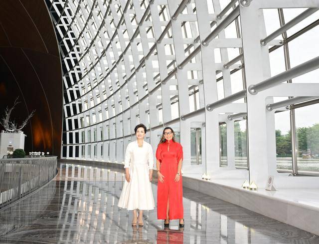 彭丽媛同巴西总统夫人罗桑热拉参观中国国家大剧院