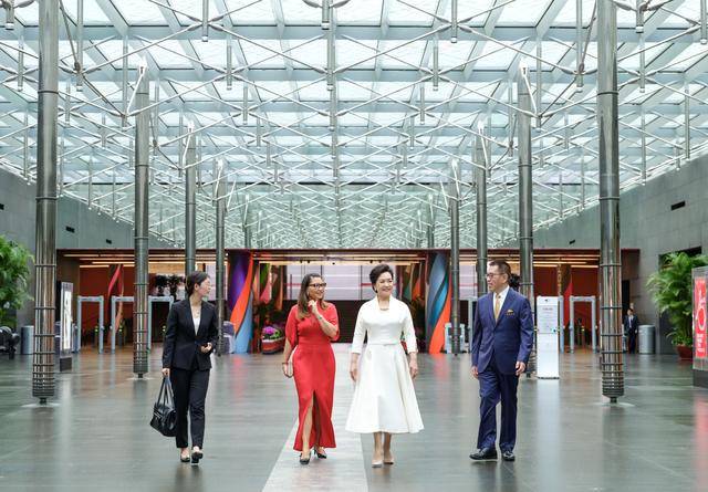 彭丽媛同巴西总统夫人罗桑热拉参观中国国家大剧院