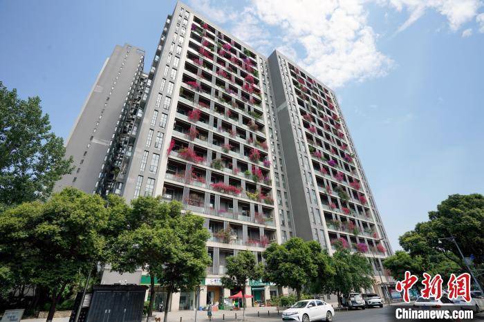 成都一栋30层高居民楼被三角梅扮靓