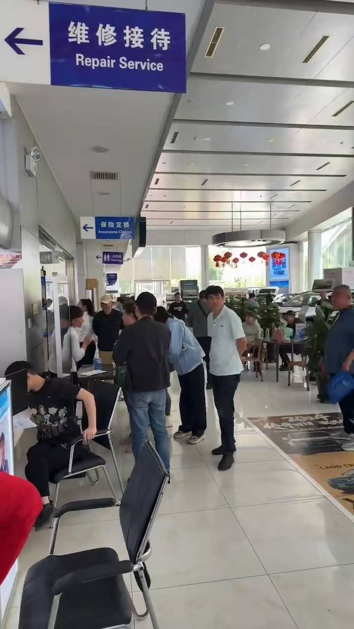 北京冰雹第二日车主在4s店排队等定损，车主：一大早就来，排到70多号