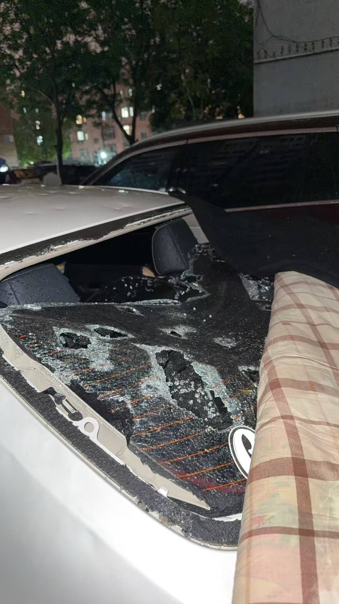 北京冰雹第二日车主在4s店排队等定损，车主：一大早就来，排到70多号