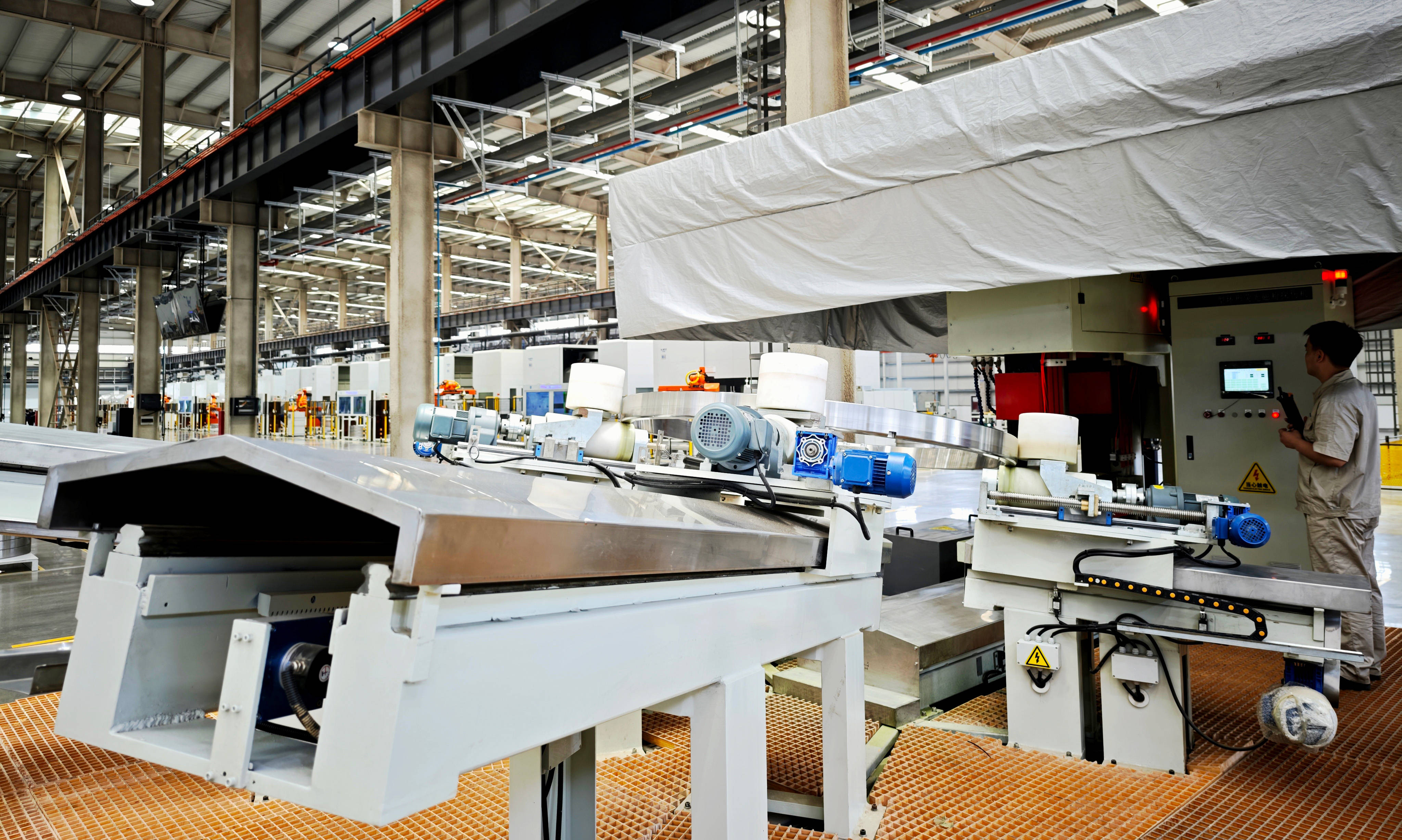 第1视点丨跟随总书记走进洛阳轴承集团 了解先进制造业发展