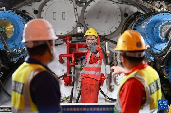 “千里海河高铁第一隧”成功穿越海河
