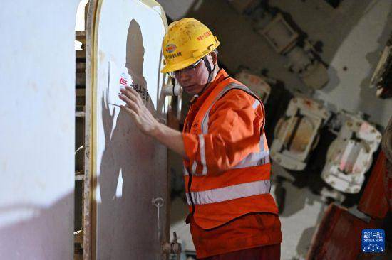 “千里海河高铁第一隧”成功穿越海河