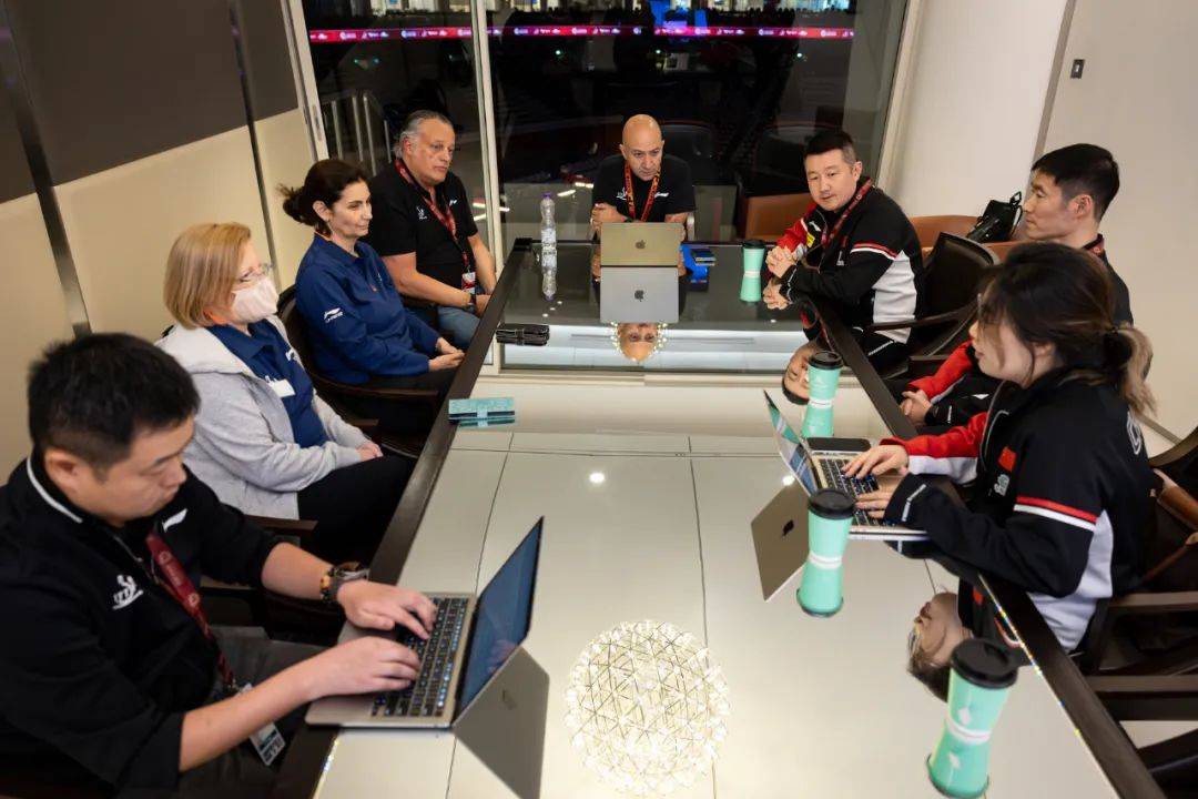 王楚钦球拍受损，国乒提出抗议，最新回应来了！