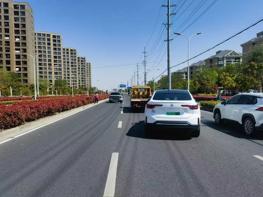 昏睡一夜自信认为酒已醒，上路接连撞了3辆车