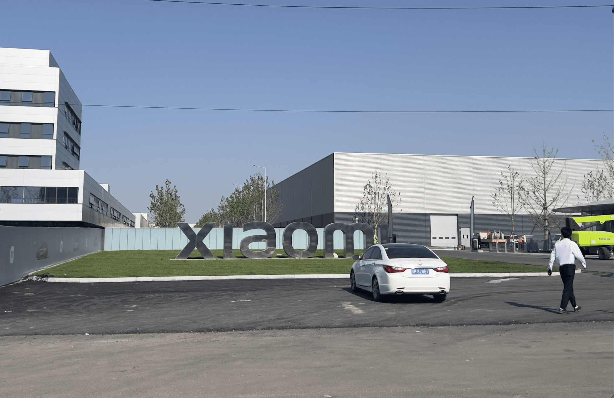 提YU7要等多久?实探小米汽车工厂:SU7大量装车,二期工厂外立面已完工