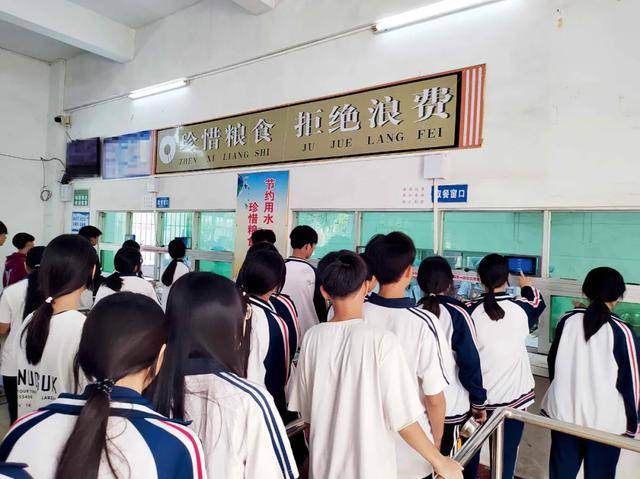 “小官巨贪校长”，让乡镇初中生吃不饱