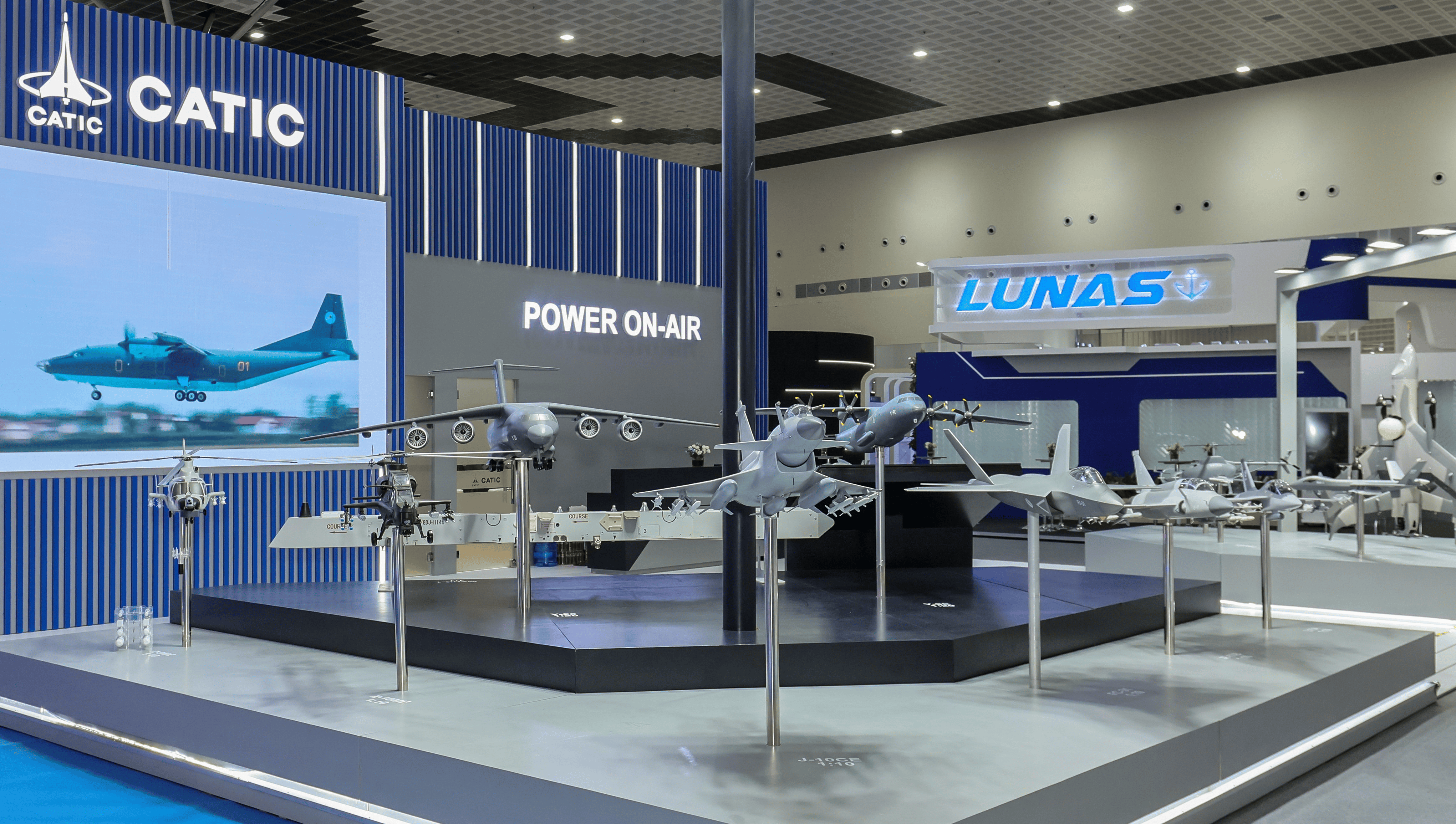 歼-10CE战机亮相兰卡威航展，众多国外嘉宾观众拍照“打卡”