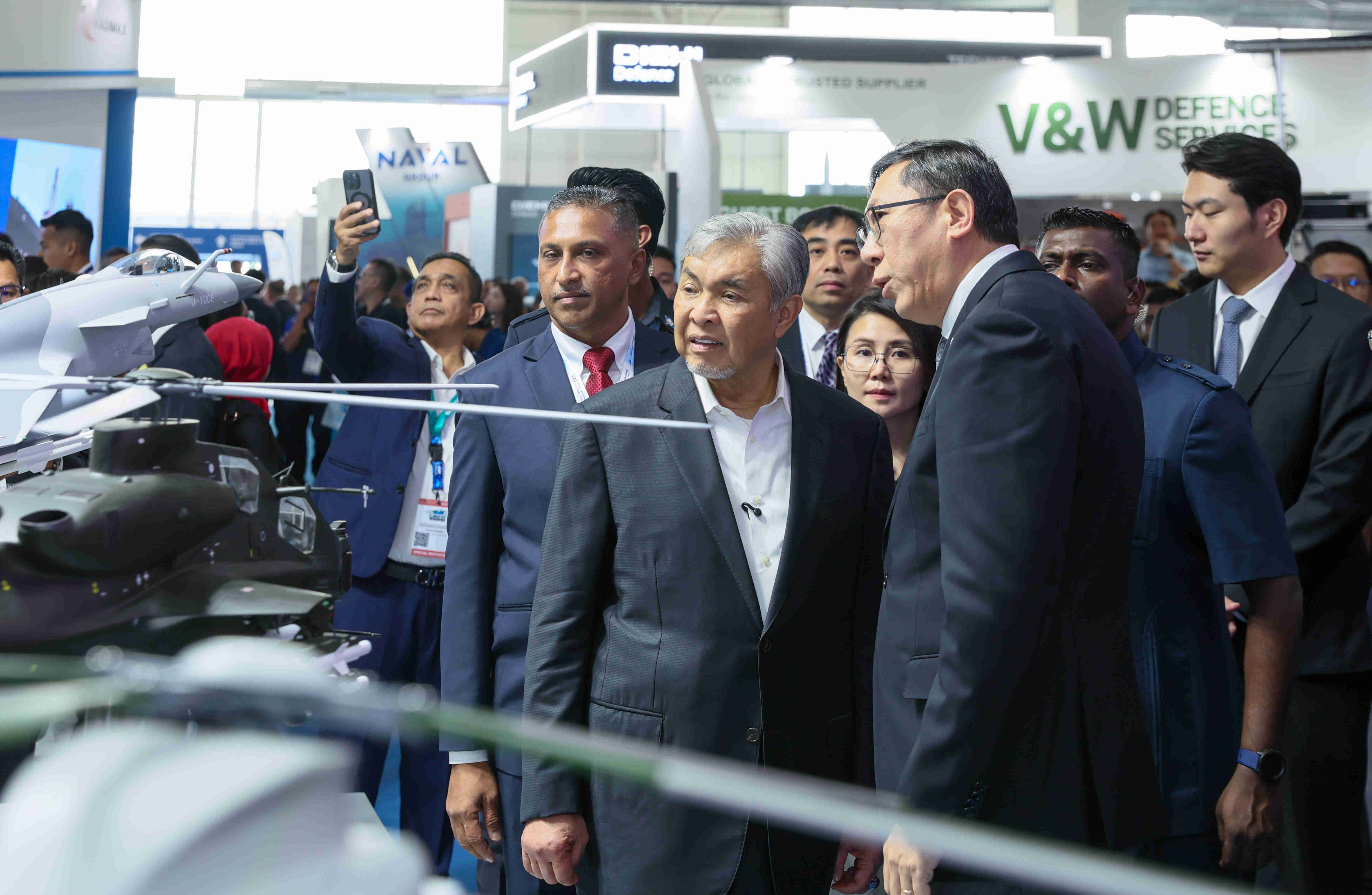 歼-10CE战机亮相兰卡威航展，众多国外嘉宾观众拍照“打卡”