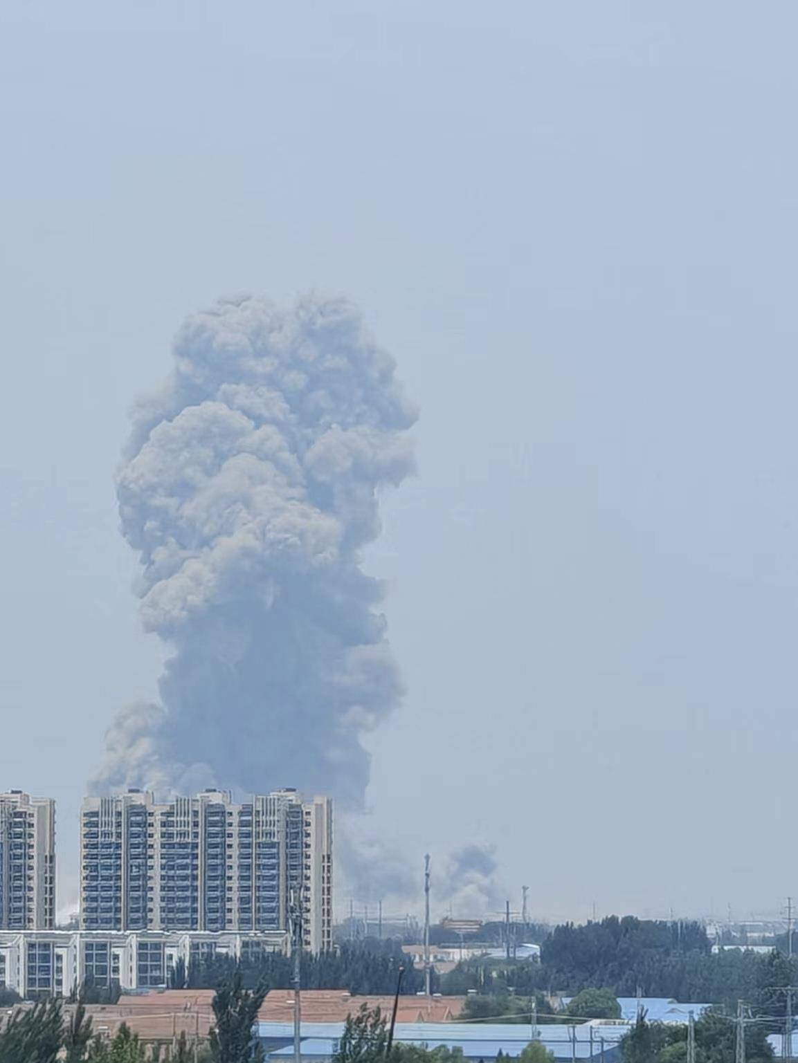 山东高密一化工车间发生爆炸,一公里外饭店窗户被震碎,当地:现场已疏散完毕,具体情况核实中