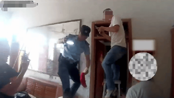 老人用红袜子包裹一万元现金藏在门框上，一天后不翼而飞，警方破案：偷钱的是老鼠