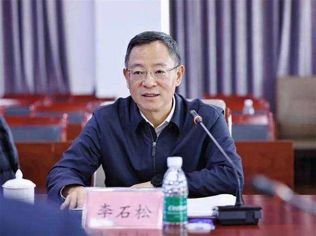 贪图享乐、道德败坏的李石松，在厅长、市长、市委书记等任上敛财数额特别巨大