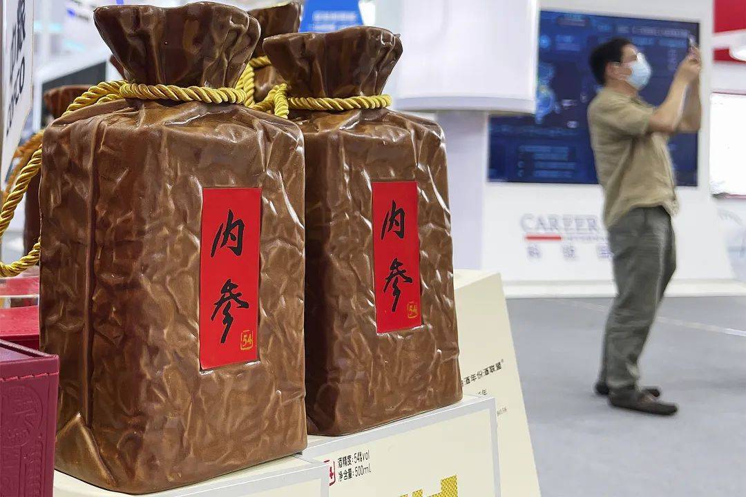 白酒三巨头，集体失守千元线