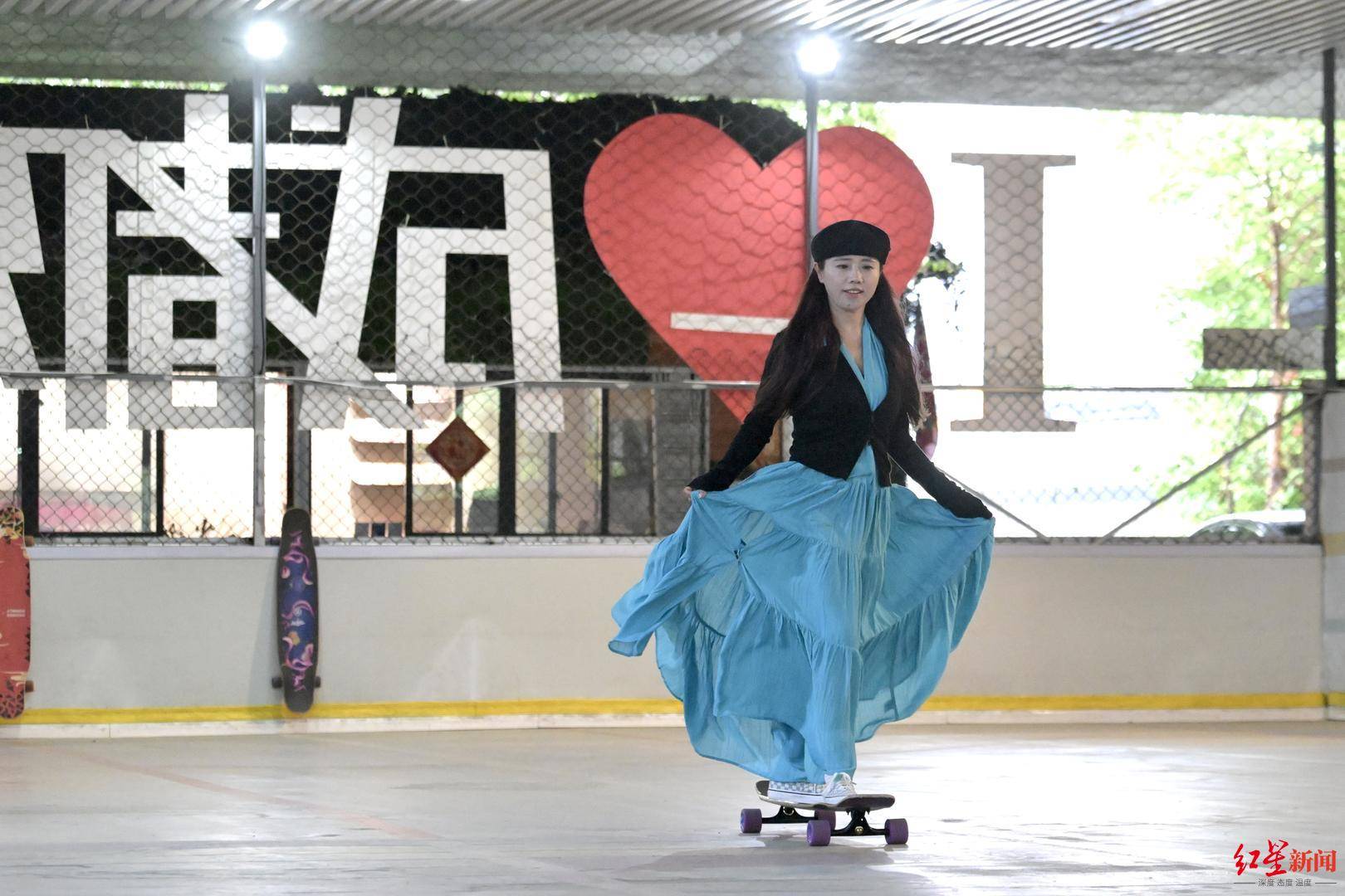 50岁刘阿姨在成都逆风翻盘:从多次病危,到滑板“少女”