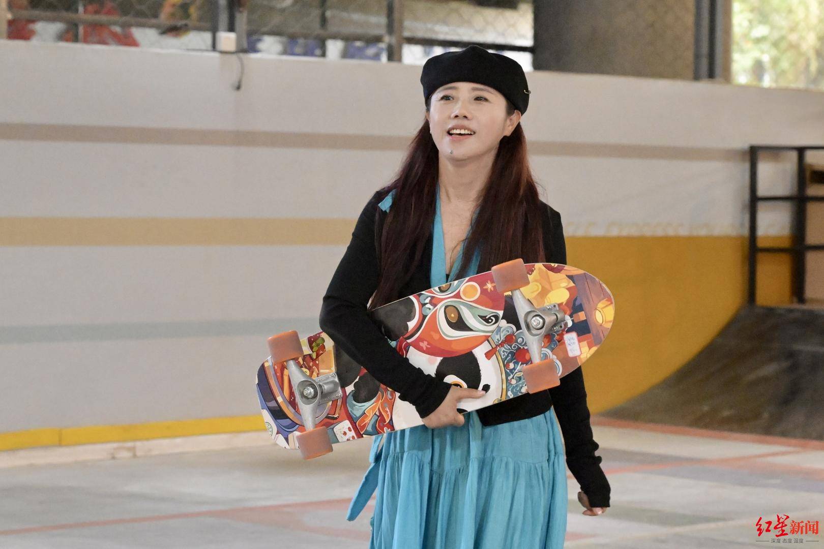 50岁刘阿姨在成都逆风翻盘:从多次病危,到滑板“少女”