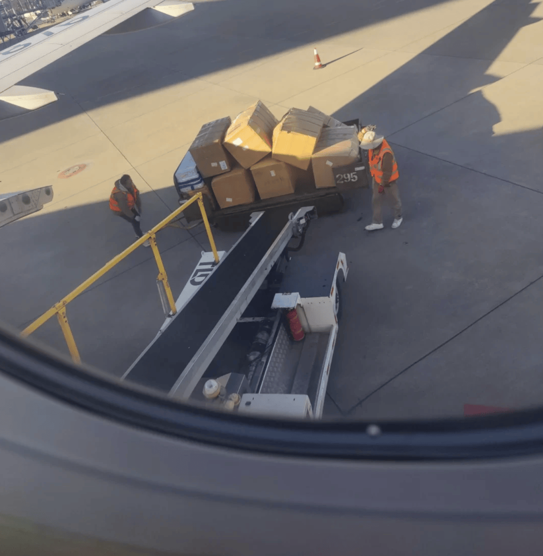 “坐飞机发现旁边放着冷链海鲜”,航空公司兼职送货给出差人整破防了