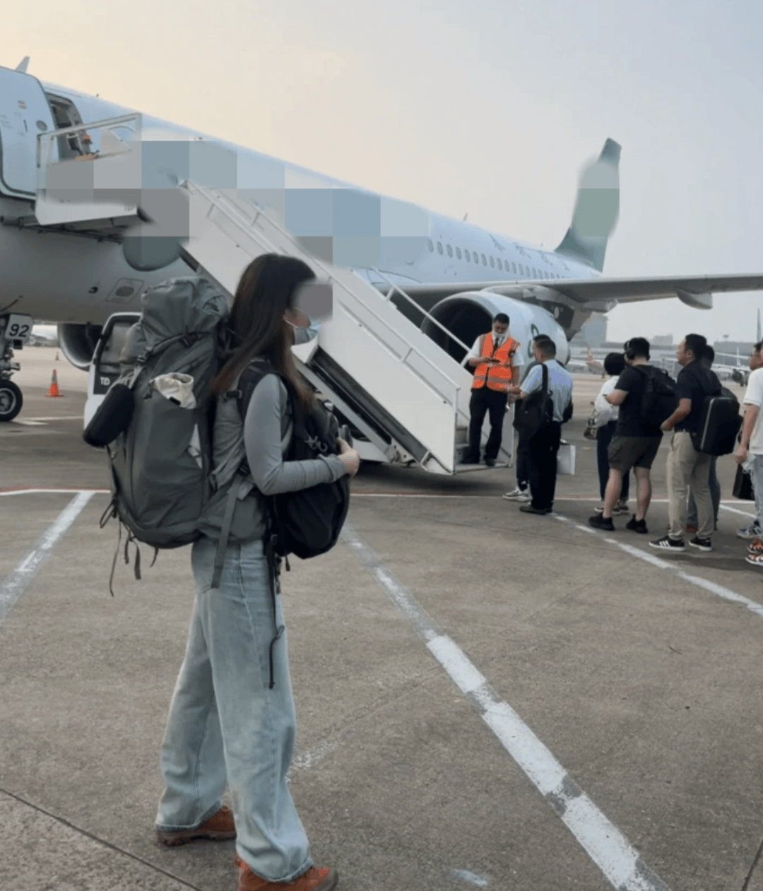 “坐飞机发现旁边放着冷链海鲜”,航空公司兼职送货给出差人整破防了