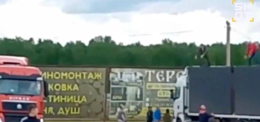 画面流出:俄民众爬上卡车顶部,试图用石头阻止无人机起飞