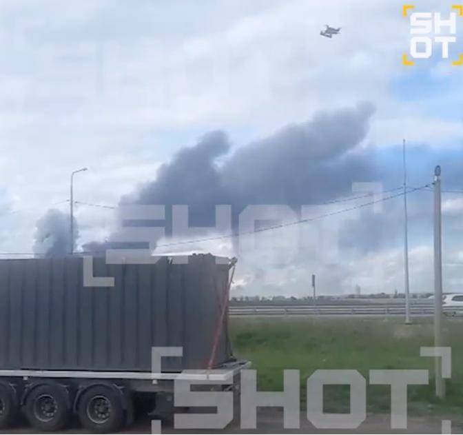 画面流出:俄民众爬上卡车顶部,试图用石头阻止无人机起飞