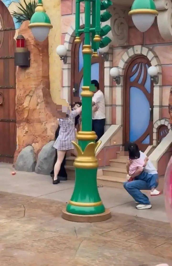 上海警方通报迪士尼打架事件:闫某某与女友在拍照时,因刘某某夫妻的女儿进入拍摄画面,引发冲突