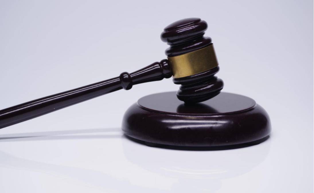 男子旅游时同两女子打车到酒店，为泄私愤驾车4次撞“的姐”，犯故意杀人罪等获刑11年