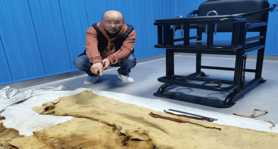 男子从干尸上扯下“裹尸布”,保存20年后拿出来卖?