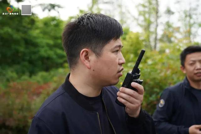 破门而入!武汉警方一举抓获32名“白富美”