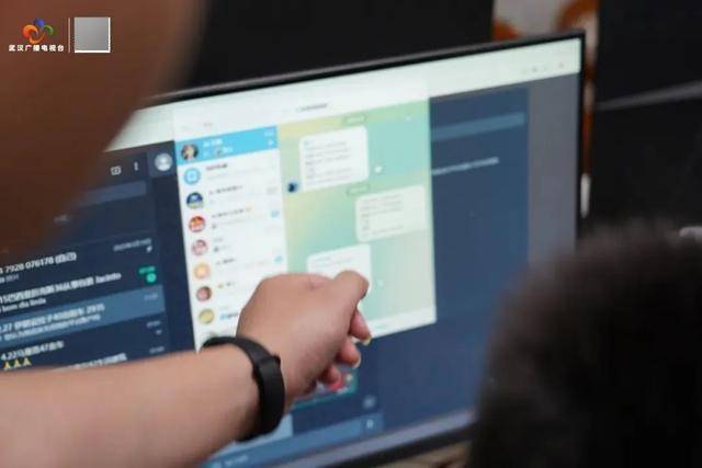 破门而入!武汉警方一举抓获32名“白富美”