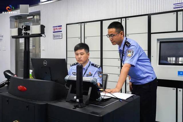 破门而入!武汉警方一举抓获32名“白富美”