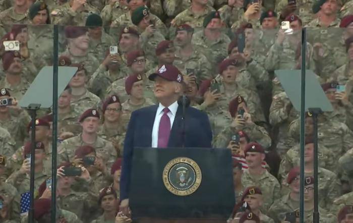 身高1.91米的特朗普在巨型防弹玻璃后演讲,玻璃高度或超两米