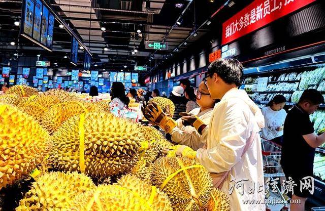 榴莲卖出1吨多！永辉河北首家胖东来调改店开业首日销售额同比增10倍