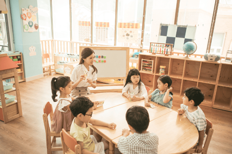 最新统计出炉：幼儿园一年关掉2万所，民办校少了1.5万所