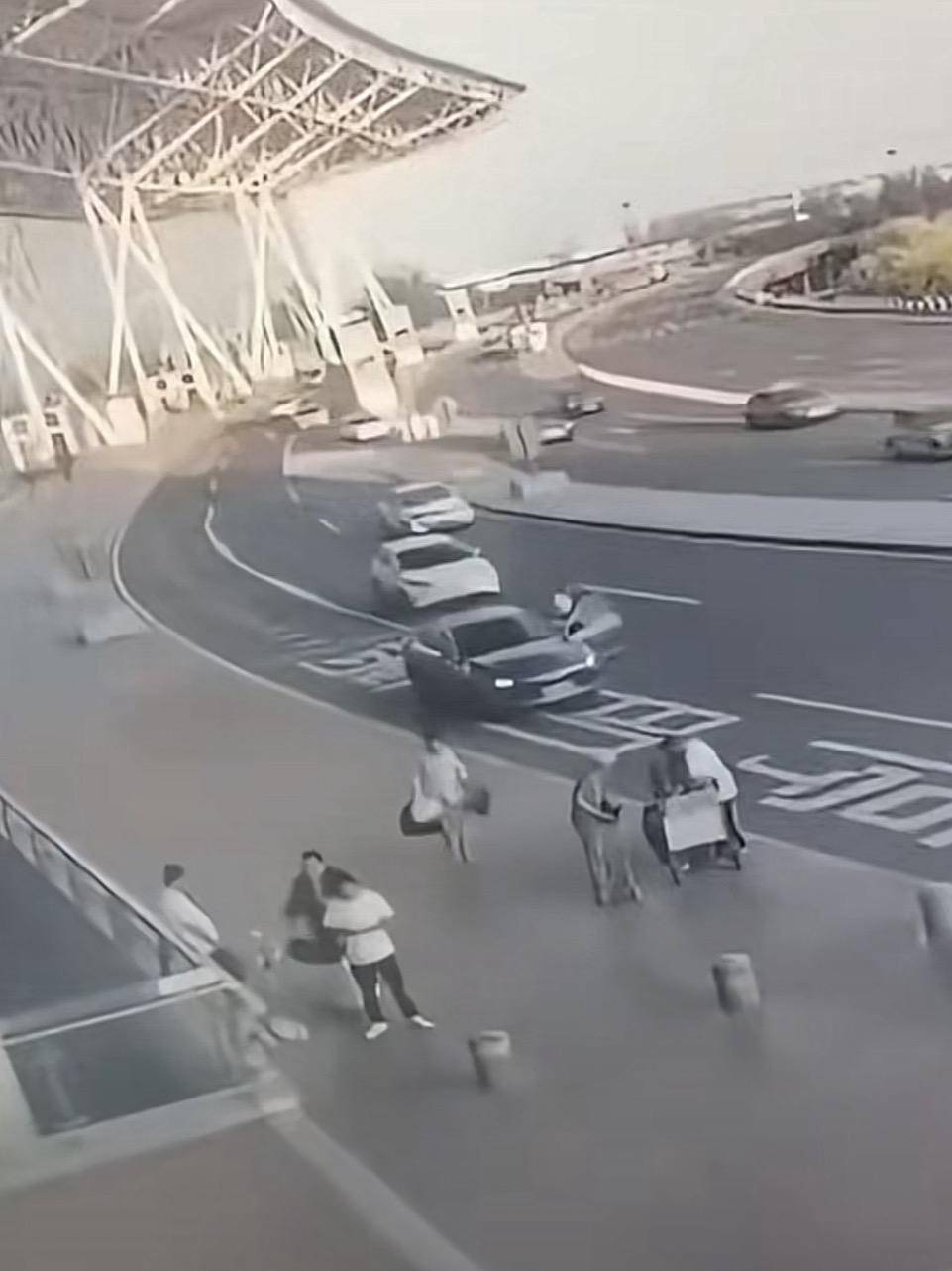 天津滨海机场一司机开门下车被相邻车道来车撞倒,车门脱落 交警正调查,律师分析