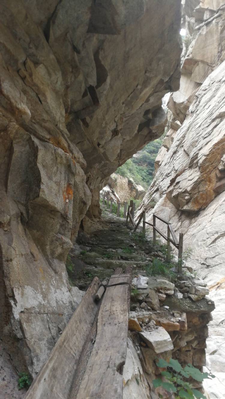 陕西一农民开山修路时售卖炸落的石头被判刑9个月,获释后申请再审