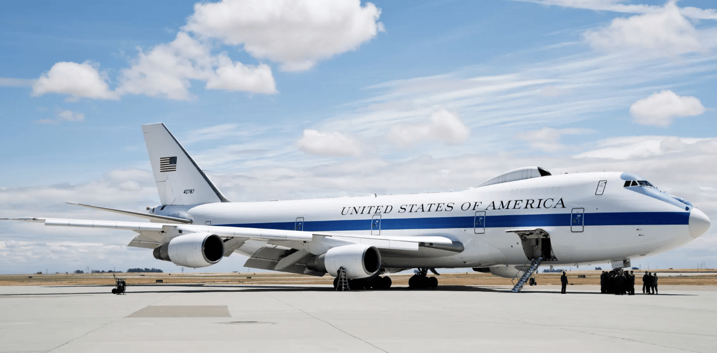 “飞行的五角大楼”抵达华盛顿附近：沿不寻常的航线、发出不寻常的呼号