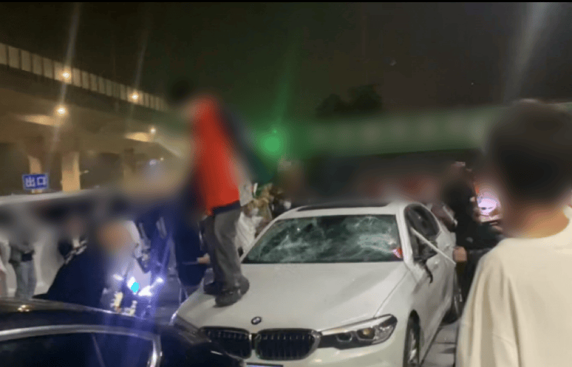 加油站内砸车打人,23名嫌疑人被临沂警方抓获