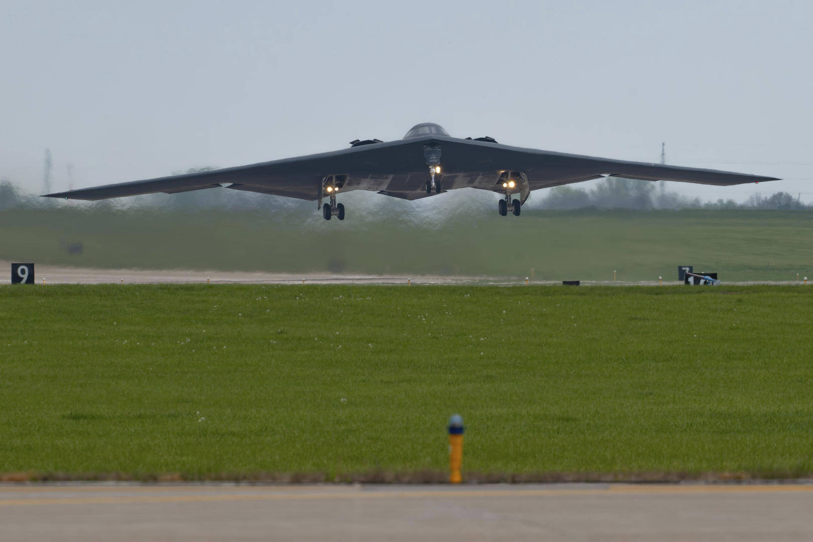 返航通话录音被截获!37小时万里奔袭B-2轰炸机内部设施曝光,回去还要抢停机位?