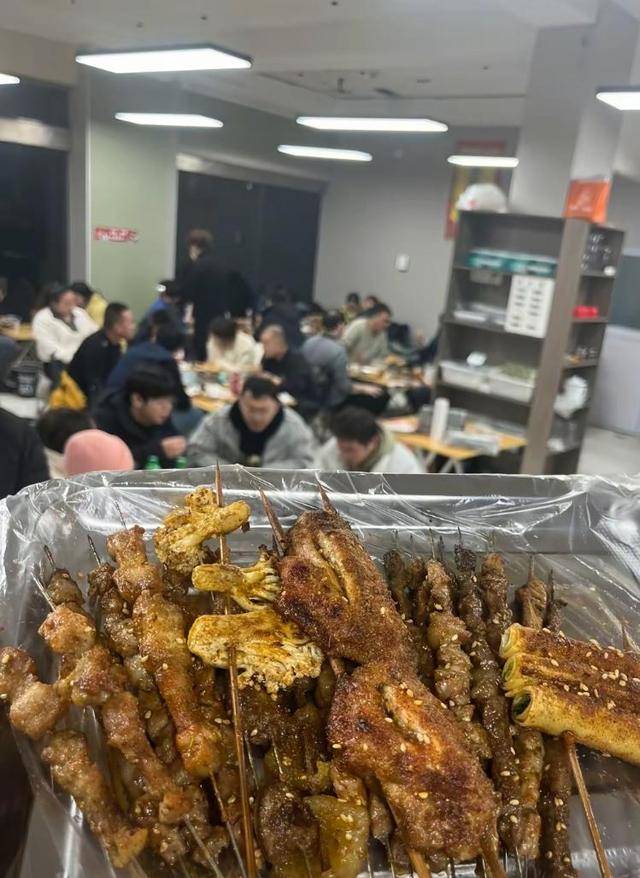 常州一烧烤店花10万赞助苏超,因系唯一个体赞助商爆火,附近商户:之前生意一直好