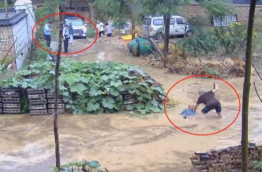 水中摔倒老人家属回应民警被免职:公开视频不是为了要处理谁,挖排水沟后家门口积水已退