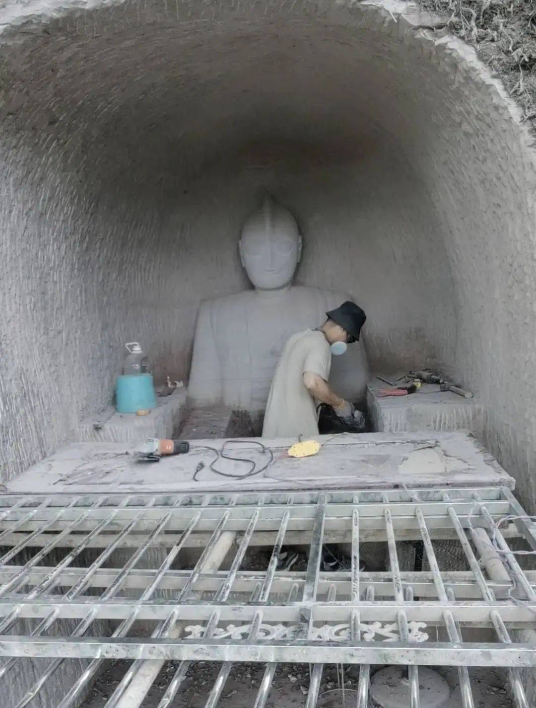 男子花2个月雕刻“奥特曼石窟”惹争议，当地相关部门称会去调查核实，本人回应→