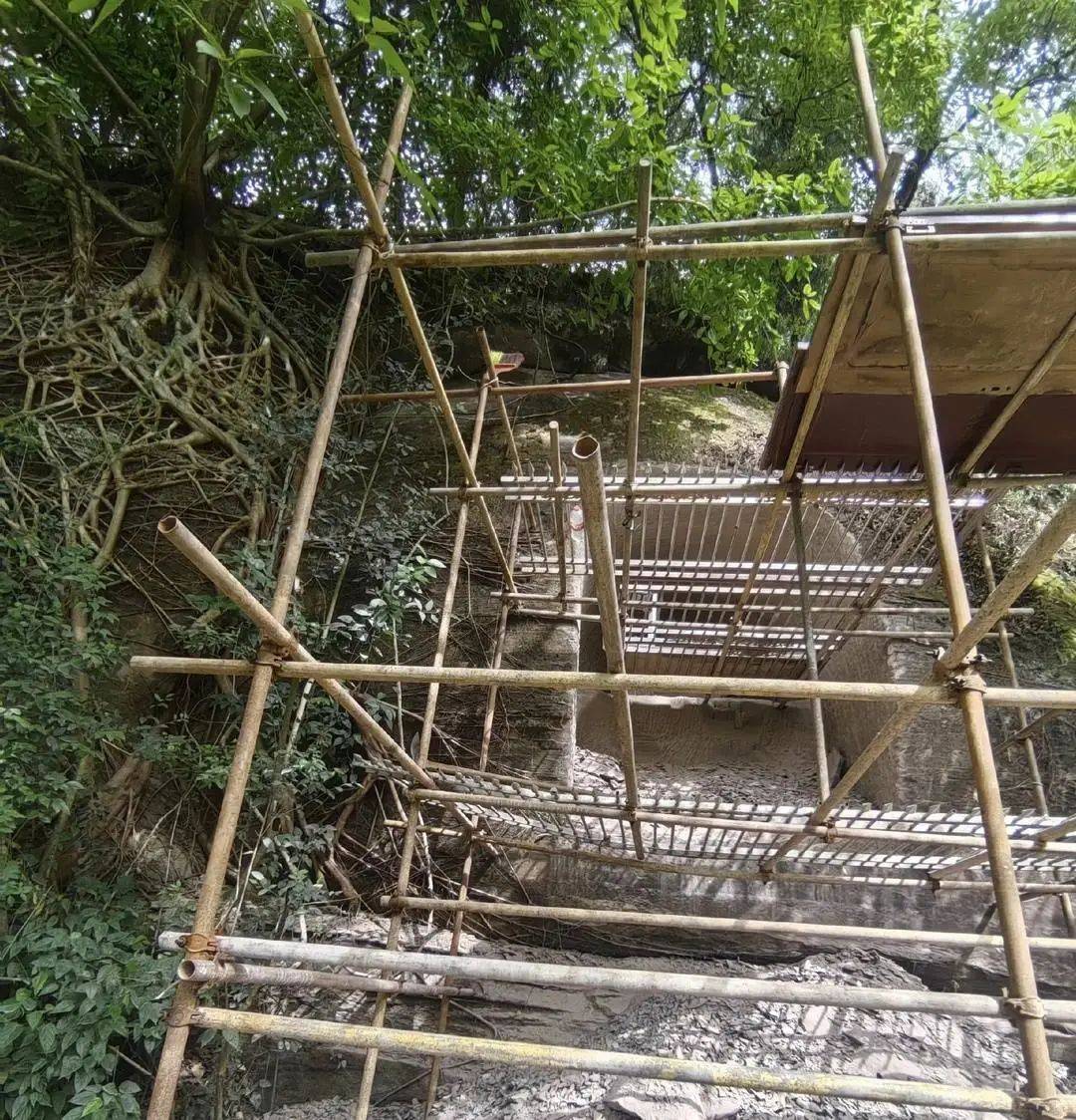 男子花2个月雕刻“奥特曼石窟”惹争议，当地相关部门称会去调查核实，本人回应→