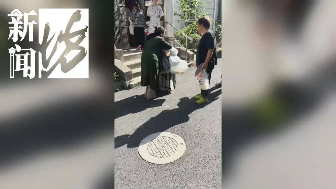 上海一老人拒绝疏通马桶，整栋楼天天被臭味“袭击”！邻居们真崩溃了