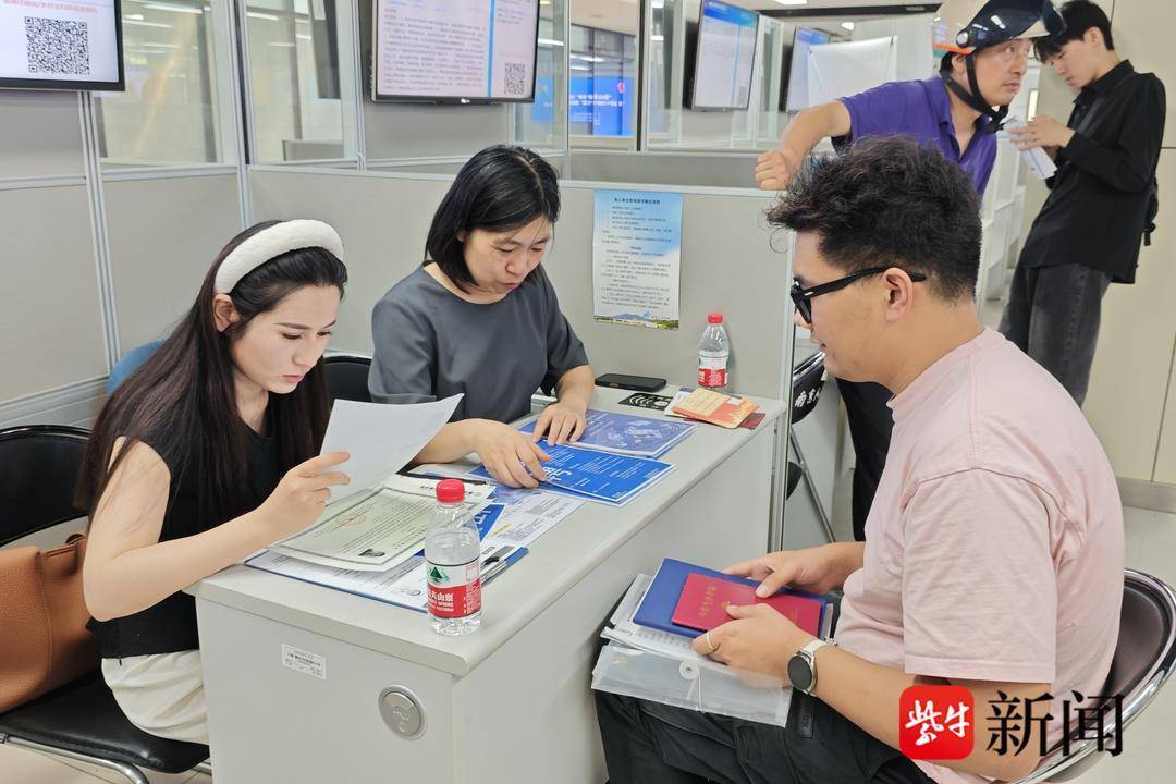 25岁小伙带一沓证书应聘!南京高校毕业生招聘会火爆,HR:这样的简历很加分