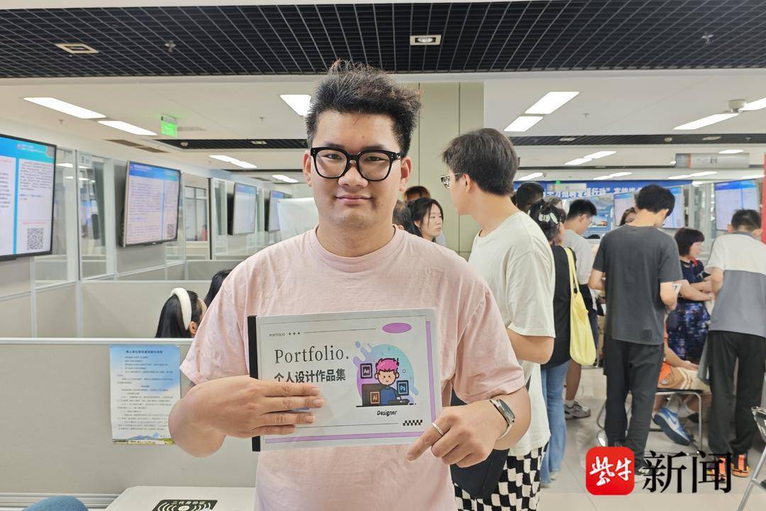 25岁小伙带一沓证书应聘!南京高校毕业生招聘会火爆,HR:这样的简历很加分