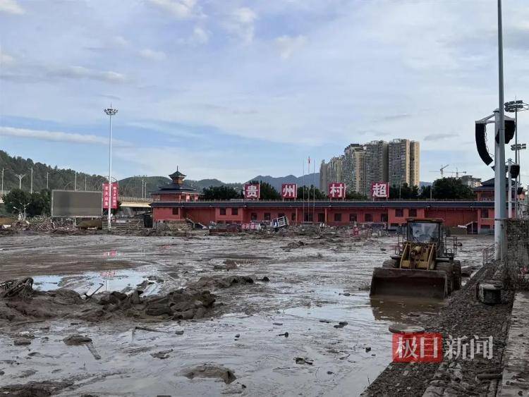 实探贵州榕江洪灾:大水退去村超球场正清淤,球迷称没比赛看像失恋